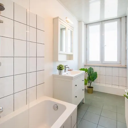 Large Center Apartment *